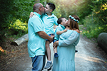 Familie mit zwei Kindern in Partnerlook im Wald